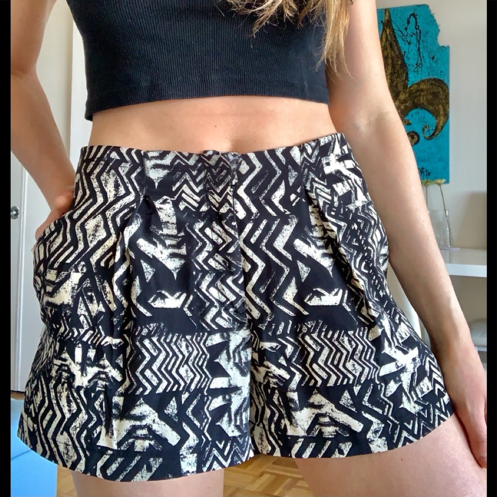 Pleated Black&White Pattern Shorts